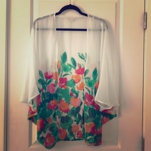 Floral white short kimono-like wrap